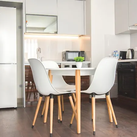 Daire Warm & Welcoming 1 Bedroom Apt *